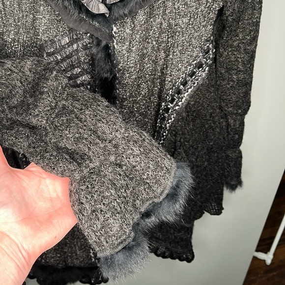 NWT Dolce Cabo Rabbit Fur Trimmed Elegant Floral Embellished Long Cardigan - Picture 11 of 14
